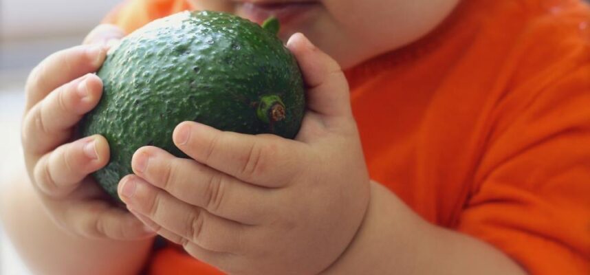 nino-come-fruta