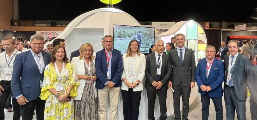 Autoridades-en-el-stand-de-Cooperativas