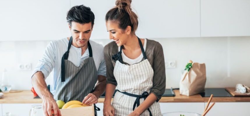 pareja-en-la-cocina
